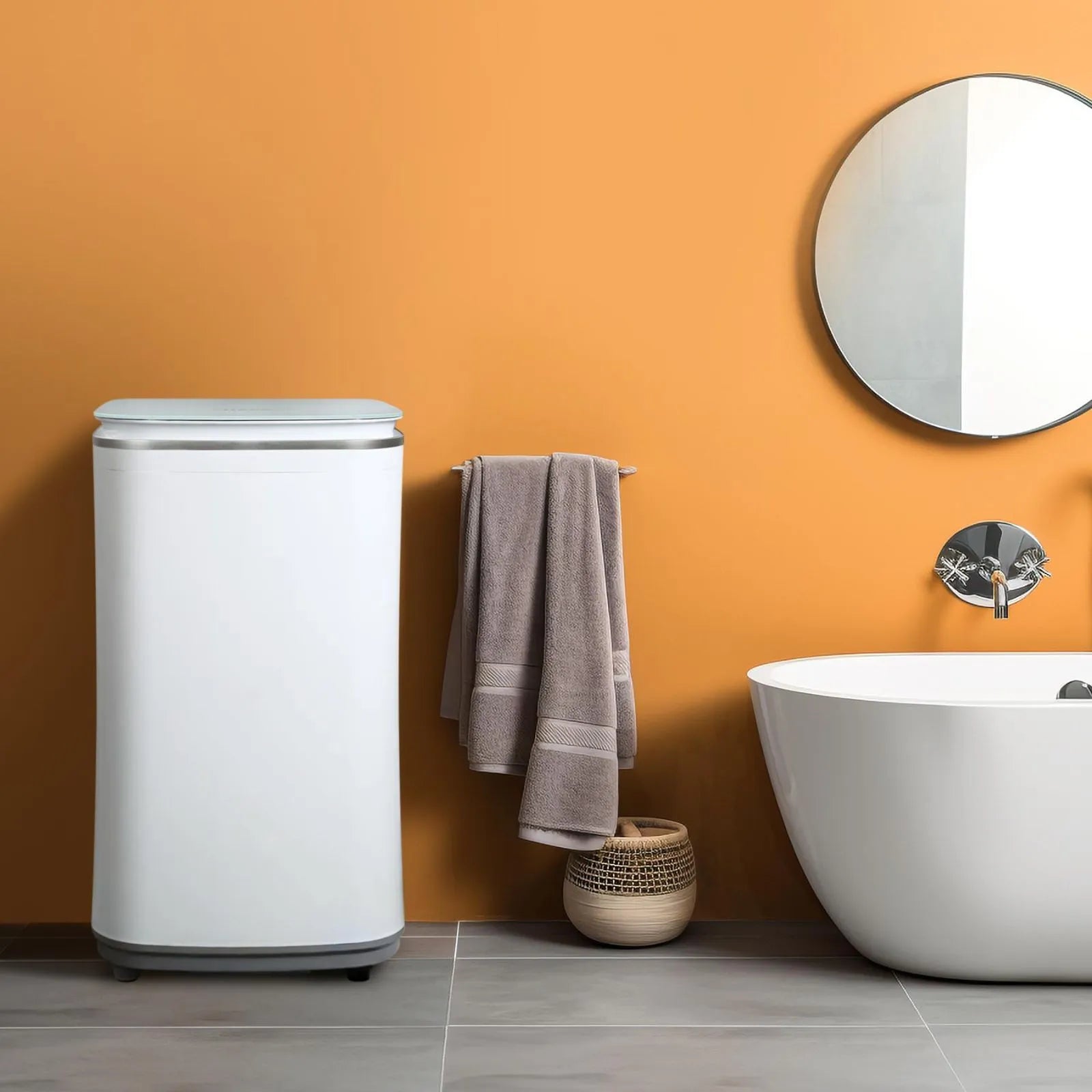 HAVA tvättmaskin från Go-clean.se placerad i ett modernt badrum med varm orange vägg, fristående badkar och eleganta handdukar.