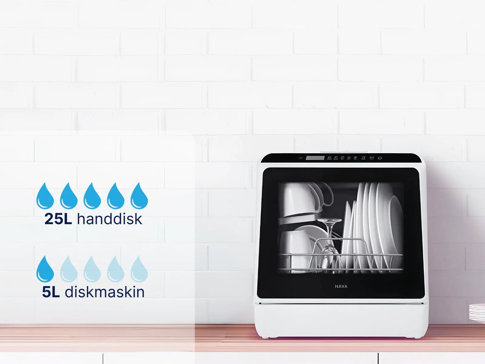 HAVA Bänkdiskmaskin från Go-clean.se på en träbänk mot vit kakelvägg, med grafisk jämförelse av vattenförbrukning: fem droppar och “25 L handdisk” samt en fylld droppsymbol och “5 L diskmaskin.